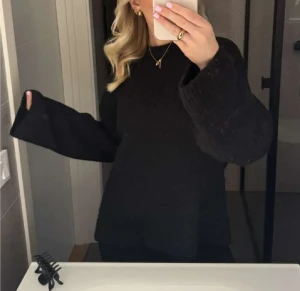 Svart stickad tröja - Så fin svart stickad tröja från Gina! Säljer då jag har en annan likadan. Skriv gärna för fler bilder eller vid frågor! Den är lite nopprig men det syns inte alls 