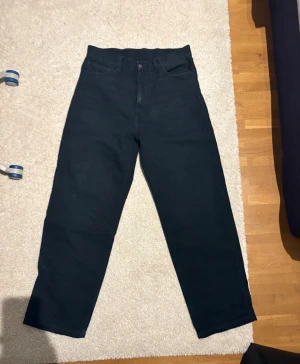 Carhartt Landon Pants Svart - Svarta Carhartt Landon pants i väldigt bra skick. I midja 30.