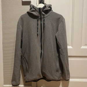 Peak performance Tröja - Tja! Säljer min peak performance tröja i storlek L, skön och bekväm tröja. Hör av dig om du vill ha mer bilder mvh Vidar