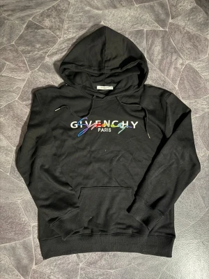Givenchy - Säljer en fin givenchy hoodie som är använd ett par gånger ska sälja den för att den är för liten ska tvätta den innan ska skicka 