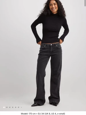 Svarta wide low jeans nakd - Helt nya trendiga nakd jeans med prislappen kvar. Säljer pga jag råkat beställa ett par extra. Nypris: 699kr