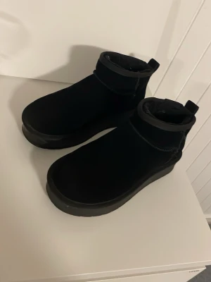 Svarta Uggs Clou - Svarta Uggs i storlek 38. Passar mycket bra nu i vinter, bekväma och varmfodrade. Dem har även en lite högre sula. Har nästan aldrig använt. 