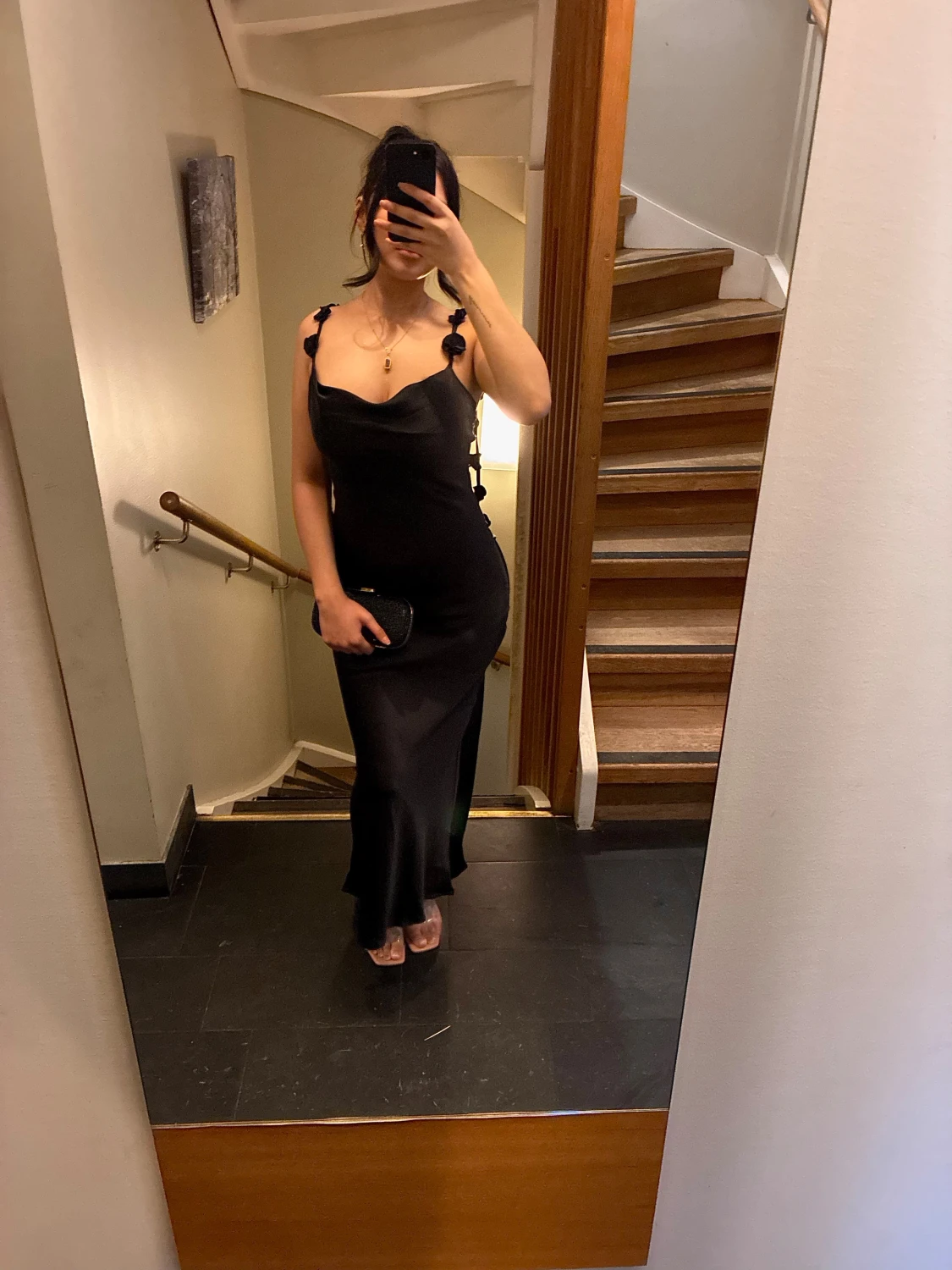 Svart långklänning med blomdetaljer - 1