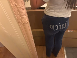 Juicy Couture blå mjukisbyxor med diamanter  - Blå mjukisbyxor från Juicy Couture i mjukt material med diamanter och Juicy-logga på baken och en liten fram. Byxorna har snörning i midjan och en loose passform. Perfekta för chill dagar och har en ikonisk Y2K-vibe.