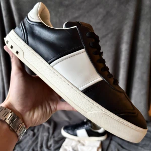 Valentino flycrew skor - Valentino flycrew skor | originalstorlek: 42,5 passar mer 43, fråga om innermått vid osäkerhet | ingår: dustbag