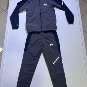 Under armour set - Ett grått och mörkblått under armour set 