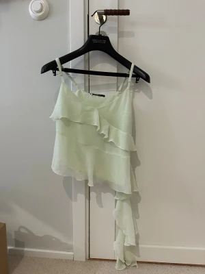 Ljusgrön linnetopp från Gina Tricot💕 - Säljer en helt ny ljusgrön linnetopp från Gina Tricot med lappen kvar💕Perfekt för sommaren Elele om man ska utomlands i jul🎄🥰