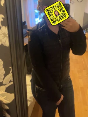 para jumper jacka, finns inte denna modellen längre i para jumper - Ny para jumper jacka använd få tal gånger, formar sig efter kroppen o är stretchig o väldigt snygg om man vill piffa upp sin outfit för dagen (: 