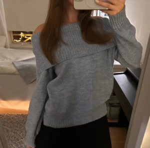Ljusblå stickad offshoulder tröja - Superfin och skön stickad offshoulder tröja 🩵