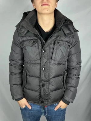 Moncler Maya Giubbotto - Riktigt schysst vintage modell av Moncler Maya’n. Size: 2 (S, passar även M) Skicket på jackan är väldigt bra utan defekter, 9/10. Retail pris: 12.000SEK (+). Modellen är 185cm och väger 78kg. Hör av dig vid frågor eller funderingar!