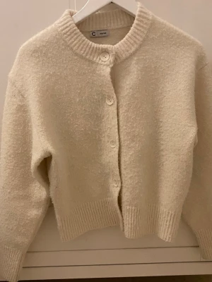 Vit långärmad kofta💕 - Vit långärmad kofta från Cubus. Så fin passform, storlek 158/164 barn, men skulle säga att det är som en Xs/S. Den är nopprig men kan få bort det mesta av de om någon vill köpa. Pris kan diskuteras💕