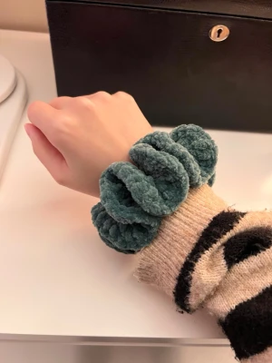 Velvet Scrunchie - Grön - Mjuk och skön velvet scrunchie! Virkad av mig. Kan användas till att sätta upp håret eller att använda som armband 🎀