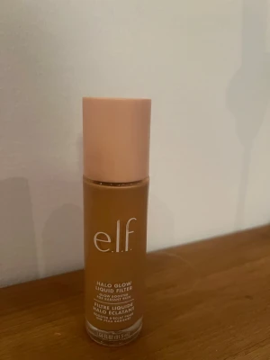 e.l.f. Halo Glow Liquid Filter - Använt några gånger. Finns ganska mycket kvar i flaskan. I färgen medium