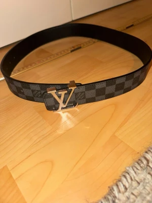 Svart bälte 95 cm - Svart bälte nytt skick oanvänd pris kan diskuteras 