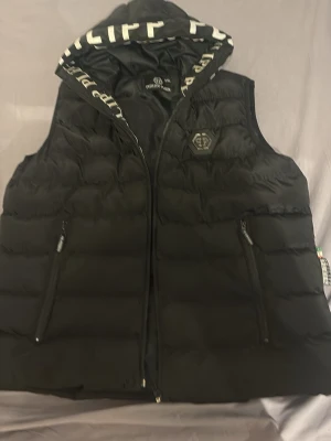 Philip plein väst - Perfekt och snygg väst till våren, väldigt lite använd då den är för stor för mig. Pris kan diskuteras vid snabb affär