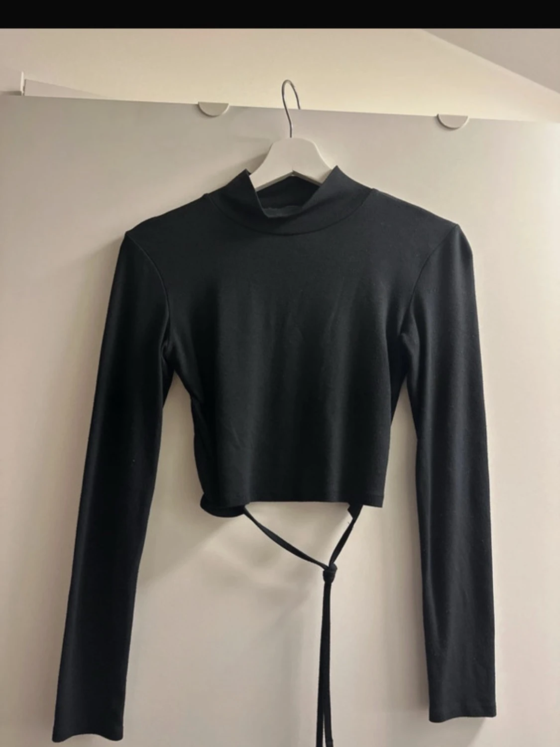 Svart croppad polotopp med snörning