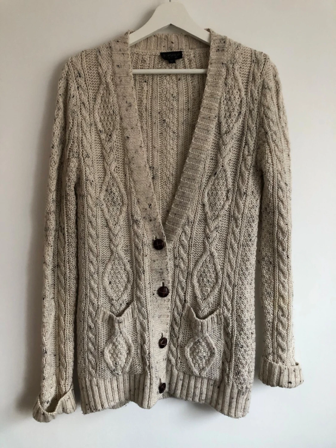 Flätstickad kofta i 58%ull