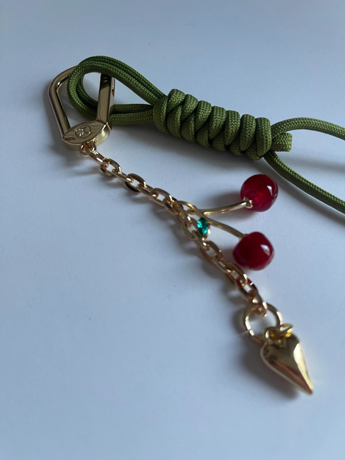 Vuitton Grön accessoar med körsbärsdetalj - 4