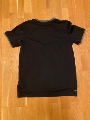 Tränings tröja - Det är en grå svart tränings tröja som har luftigt och skönt material den passar för människor från 158-164 men de är inte super noggrant 