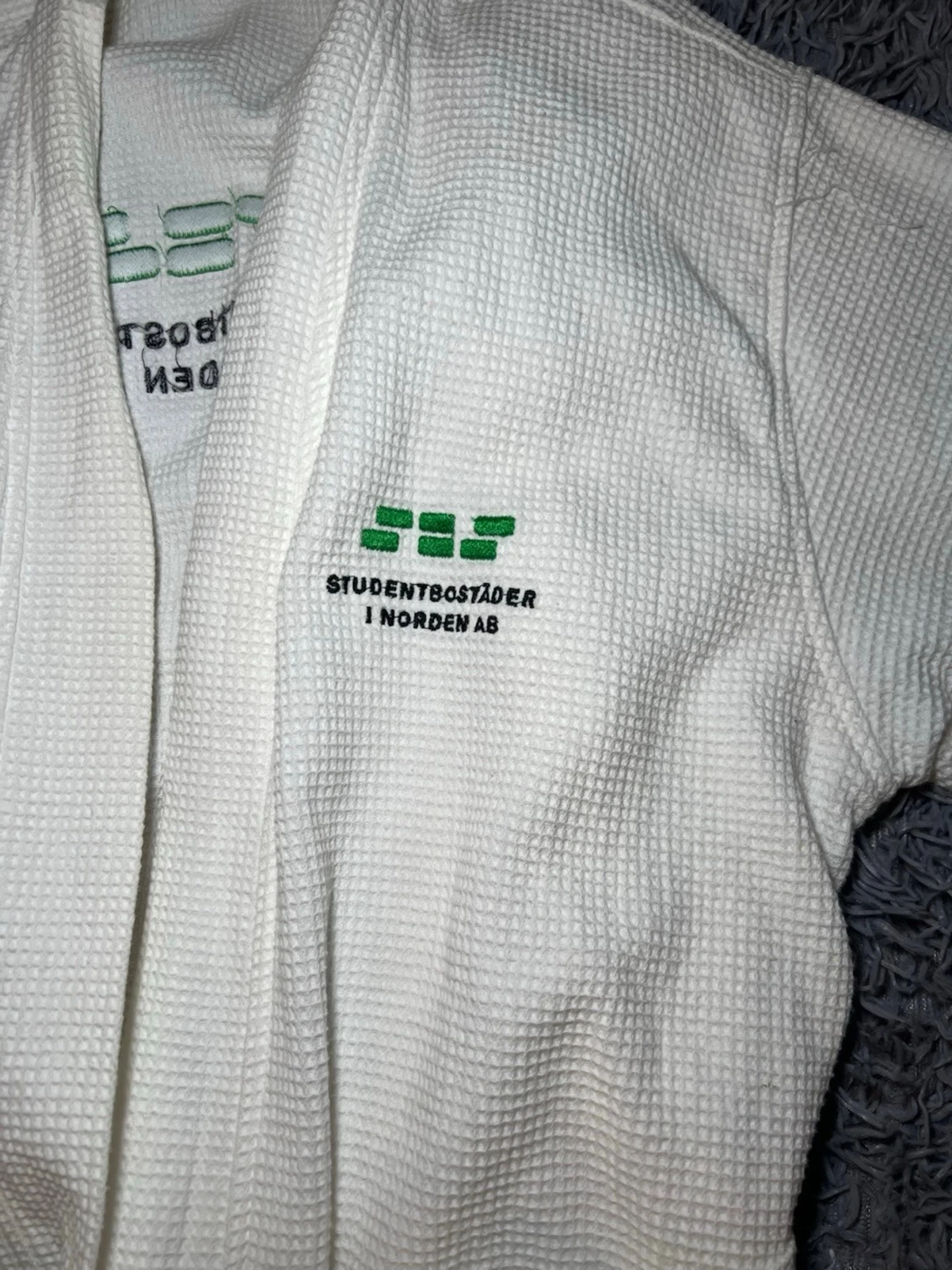 Vit badrock från Studentbostäder i Norden AB - 2