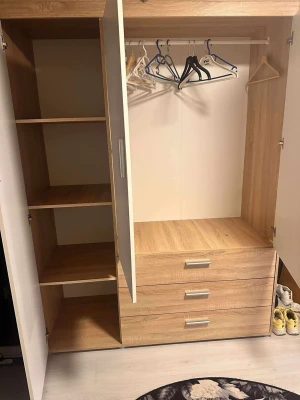 Garderob i nyskick - Säljer en stilren och rymlig garderob på grund av flytt. Den är endast använd i ca 3 månader och är i princip som ny. Mycket bra förvaringsutrymme med både hyllor, hängdel och lådor.  Mått: Höjd: 198 cm Bredd: 150 cm  Finns för avhämtning. Hör av dig vid intresse! 