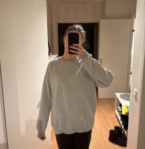 Grå Sweatshirt  - Oversized Sweatshirt från HM i storlek M. Köpt för något år sedan och har använts en del men inga skador eller liknande.  Jag är 171cm