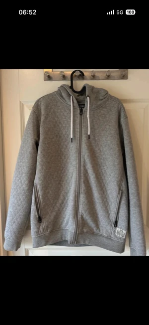 Jack & jones hoodies - Jack & Jones tröja i fint skick. Klassisk och stilren modell, perfekt för både vardag och arbete. Inga fläckar eller defekter. Tröja i storlek L, men passar mer som en M.