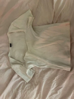 Vit fin urringad T-shirt  - Vit fin urringad T-shirt. Stolen M 