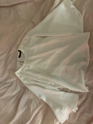 Blus med pärlor  - Vit blus med pärlor från Zara 