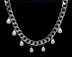 Handgjort halsband med pärlor  - Chunky halsband i silverfärgad rostfritt stål.  Kedjetjocklek-9mm.  Bra kvalitet. 