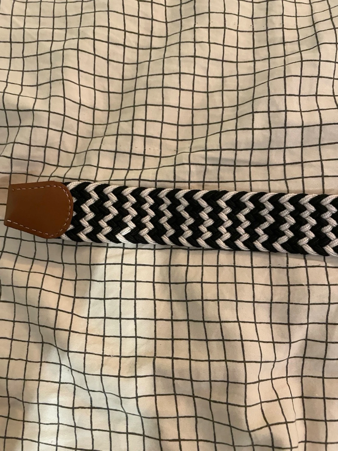 Svartvit flätad bälte med bruna detaljer - 1