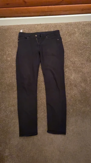 Svarta  jeans från Tiger Of Sweden  - Säljer ett par svarta skinny jeans från Tos. Riktigt feta! Vid frågor och funderingar är det bara att höra av sig, svarar snabbt!!