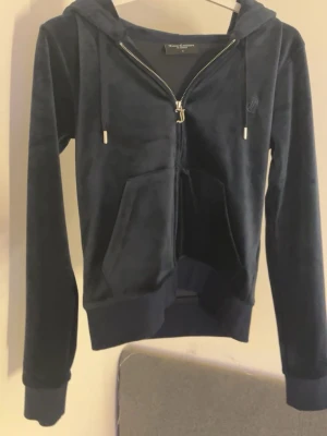 Mörkblå juicy tröja - Zip hoodie från juicy couture. Använd 1-2 gånger men ser ut som ny