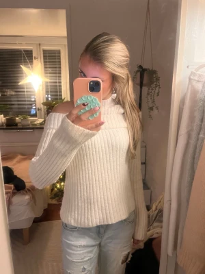 Tröja med cutouts 🥹 - Så snygg stickad tröja med cutouts i axlarna. 🥹❣️ Tröjan är mycket bekväm och mjuk. 🥰  Tröjan är halvpolo, har en normal passform och är ribbstickad. Säljer då jag har för mycket liknande 😇❣️Skriv om ni har några funderingar, tar även emot rimliga prisförslag! 🥰