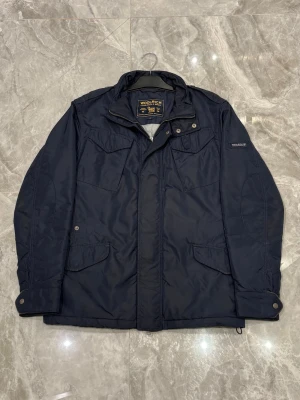 Woolrich Padded Field Jacket - Woolrich Field Jacket | Modell: Woolrich Waterproof Padded Field Jacket | Skick: Mycket bra | Nypris: 6999 kr | Storlek: M | Hör av dig vid minsta fundering 📦