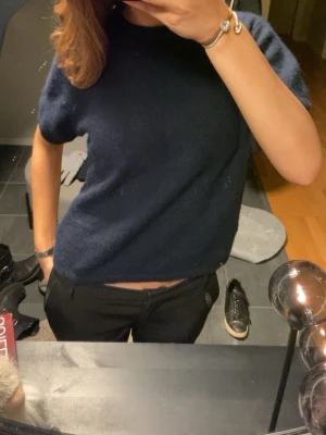 Mörkblå stickad kortärmad tröja - Säljer en mörkblå stickad tröja från Gina Tricot med rund hals och korta ärmar. Köpte av en annan tjej på Vinted men hon ljög om färgen, inga defekter förutom att själva storlekslappen på insidan har klippts bort. Annars jätte fin!!💗Storlek XS men passar mig som alltid har S!