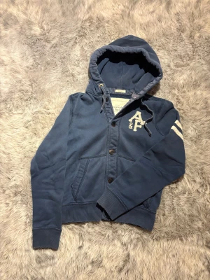 Abercrombie & Fitch Cardigan - Säljer denna sällsynta och eftertraktade Abercrombie & Fitch Cardigan | Storlek S | Skick 8/10 | Bara att höra av sig om du undrar något✅🤗 |