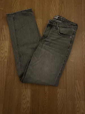 Grå  jeans straight fit - Snygga grå jeans från lager 157 med klassisk femficksdesign och raka ben. Jeansen har en cool, lite tvättad look och är tillverkade i mjukt jeanstyg. Perfekta för dig som gillar en stilren och avslappnad vibe.
