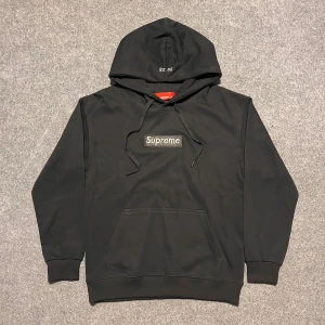 Supreme svart hoodie - storlek S - Svart Supreme-hoodie i mycket bra skick. Mjukt material, bekväm passform och en stilren svart-på-svart box logo. Pris kan diskuteras. Snabba svar och snabb frakt – hör av dig om du undrar något. Längd: 60 cm, bredd: 47 cm.