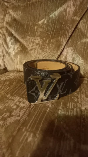 Svart bälte - Har bara använt den 3-4 gånger✅️ om du letar efter en bra bälte så rekommenderar jag att köpa den, den är jätte bra och fin för drip💯✅️ Vi kan prata om priset✅️👍