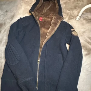 Stickad cardigan päls  - Väldigt fint skick och inga täcken på andvändning. Perfekt cardigan att ha nu i vinter! Tveka inte på att ställa frågor.