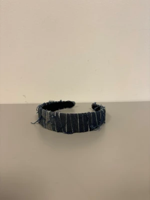 Diadem 💙 - Mörkblått diadem av återvunna jeans med remsor, med silke inuti!💙 Diademet är ca 12 cm diameter🌟