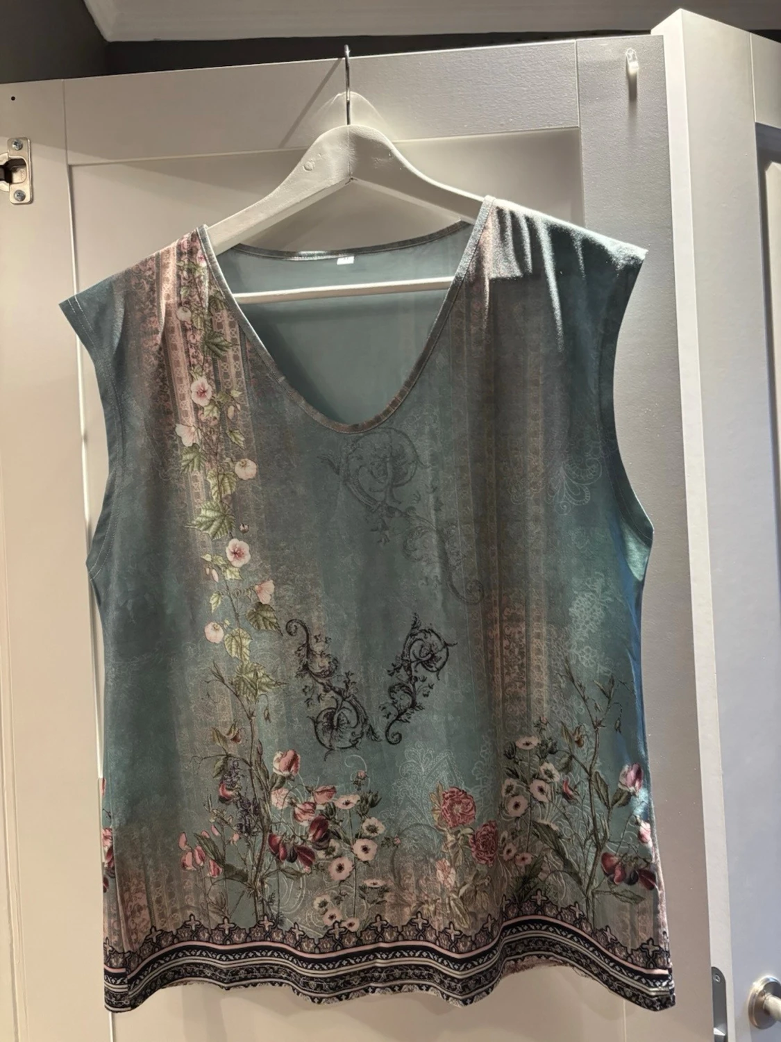 Blommig ärmlös blus i gröna toner