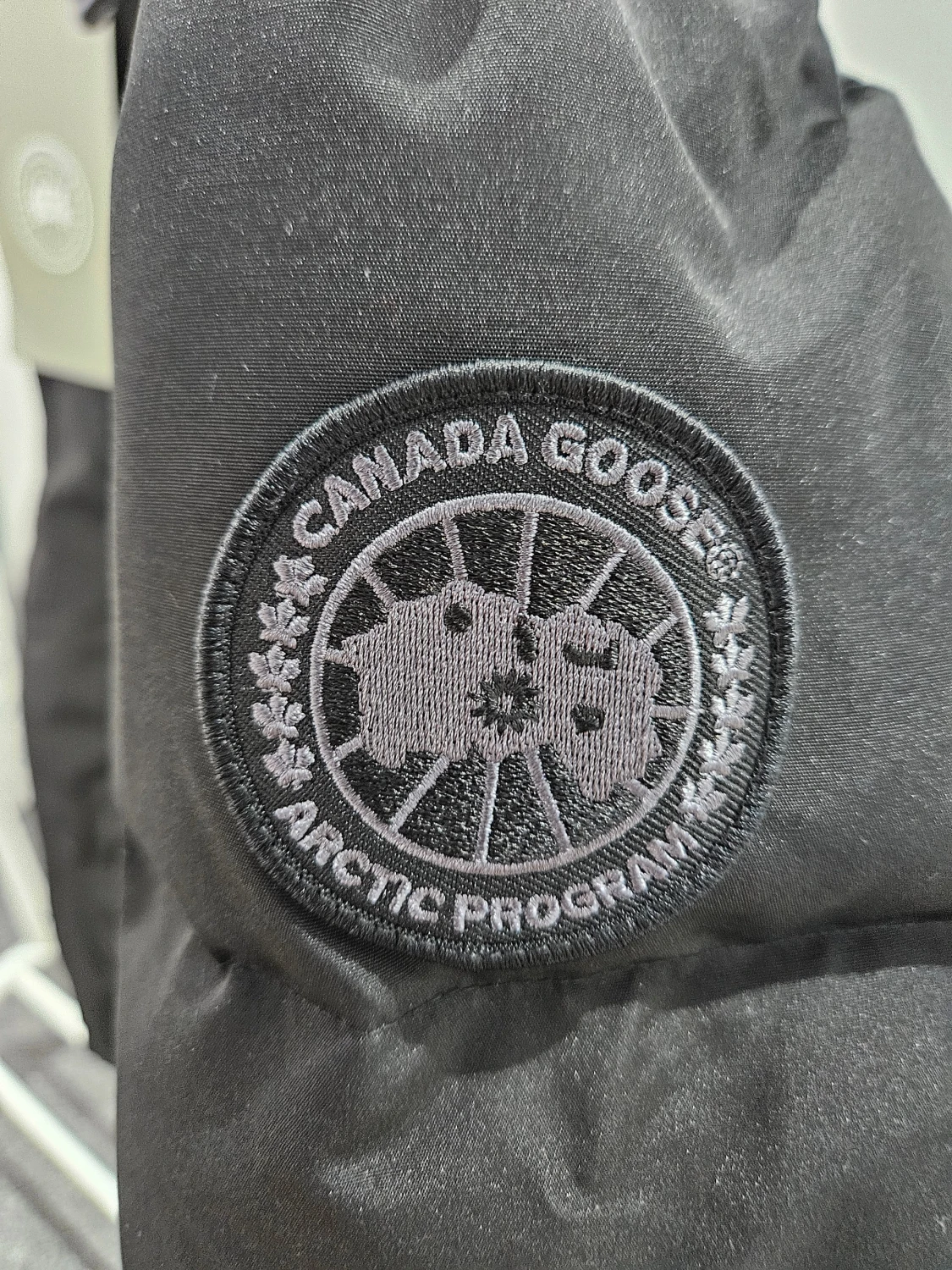 Svart pufferjacka från Canada Goose - 1