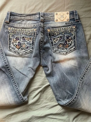 Miss me jeans - Super snygga vintage miss me jeans som tyvärr är förstora för mig  Köpta i vintage butik🤍🤍  Har en skinny/rak passform  Kom gärna med prisförslag 😁  Obs!! Lite lite skavda längst ner på byxbenen, vita märket på baksidan är också lite skavt + litet litet märke på vänster ben på framsidan, sista bilden (se bilderna) 