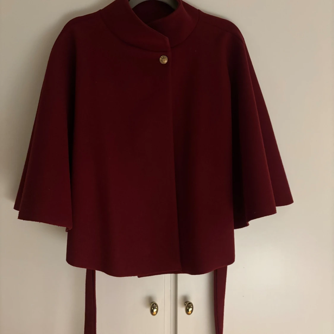 Vinröd poncho från Missäy - 1