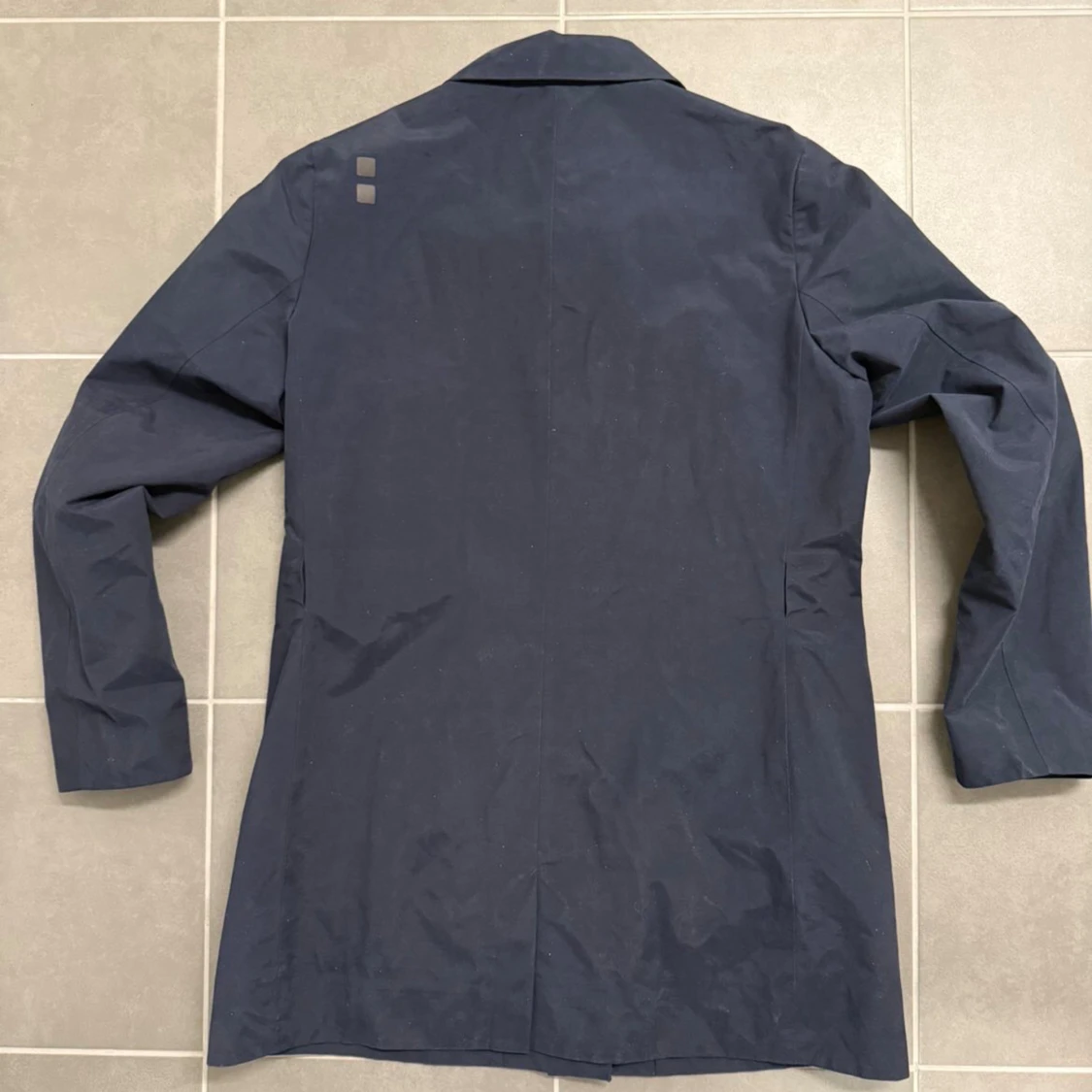 Mörkblå trenchcoat från UBR L - 3