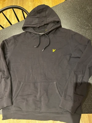 lyle scott - Denna lyle scott tröjan är lite urtvättad men är hel fint sick ändå. 
