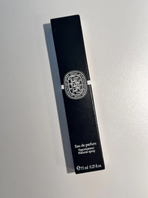 Diptyque Orphéon Eau de Parfum - Orphéon Eau de Parfum från Diptyque, 7.5 ml. Innehåller bl.a. alkohol denat., aqua, limonene, linalool, citronellol och geraniol. Tillverkad i Frankrike. Perfekt storlek för att ta med överallt.