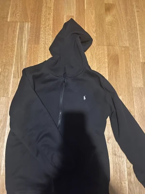 Polo zip - Tja! säljer en fet polo zip med vit loga. Perfekt julklapp  Killen på bilden är ca 173 för info.  Om ni undrar något så hör av er 